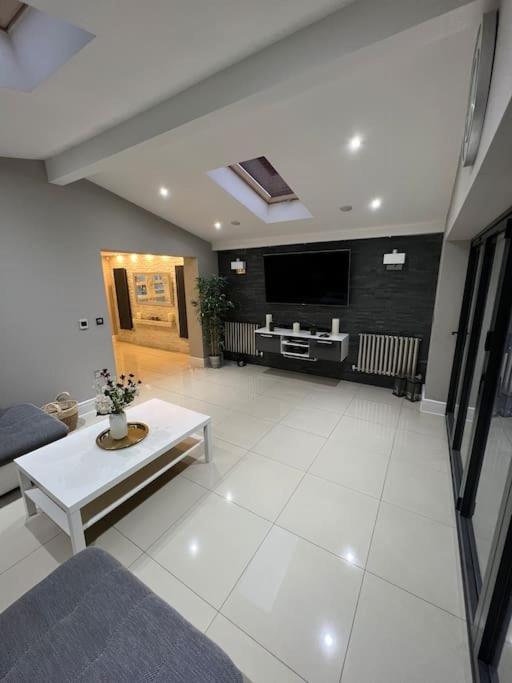 Stunning Home In Astley Tyldesley Exterior foto