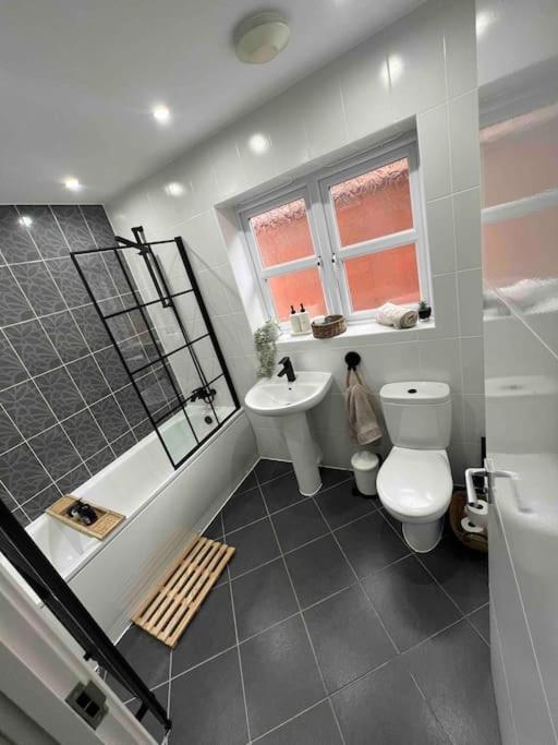 Stunning Home In Astley Tyldesley Exterior foto